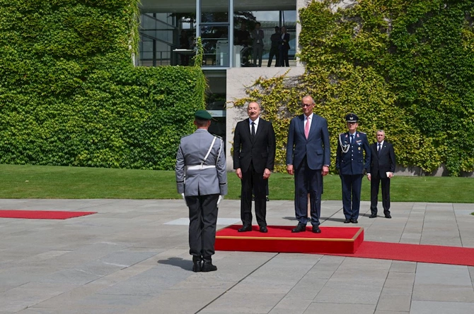 Berlində İlham Əliyevin rəsmi qarşılanma mərasimi olub — FOTOLAR Berlində İlham Əliyevin rəsmi qarşılanma mərasimi olub — FOTOLAR