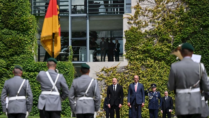 Berlində İlham Əliyevin rəsmi qarşılanma mərasimi olub — FOTOLAR Berlində İlham Əliyevin rəsmi qarşılanma mərasimi olub — FOTOLAR