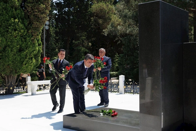 Milli Mətbuat Günü ilə əlaqədar Fəxri xiyaban ziyarət edildi — FOTOLAR