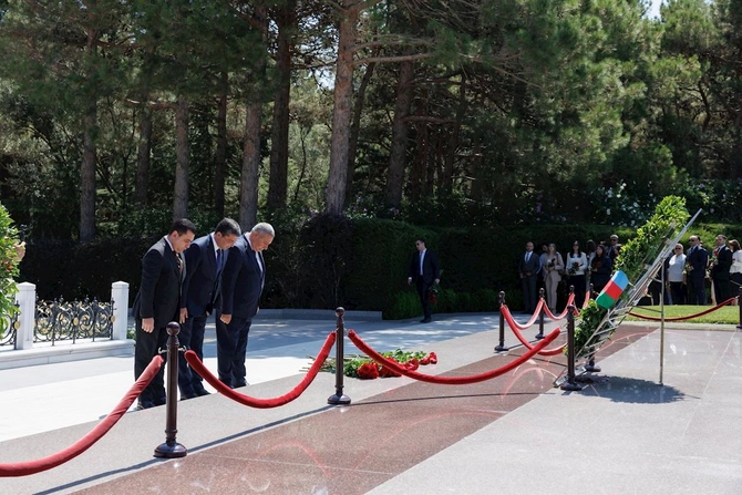 Milli Mətbuat Günü ilə əlaqədar Fəxri xiyaban ziyarət edildi — FOTOLAR