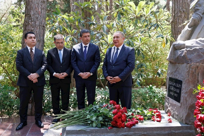 Milli Mətbuat Günü ilə əlaqədar Fəxri xiyaban ziyarət edildi — FOTOLAR