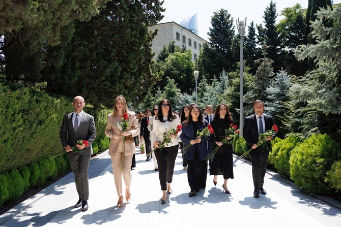 Milli Mətbuat Günü ilə əlaqədar Fəxri xiyaban ziyarət edildi — FOTOLAR
