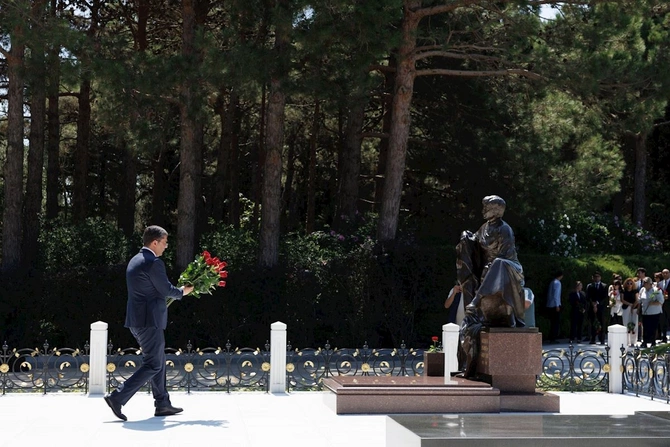 Milli Mətbuat Günü ilə əlaqədar Fəxri xiyaban ziyarət edildi — FOTOLAR