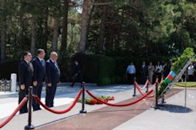 Milli Mətbuat Günü ilə əlaqədar Fəxri xiyaban ziyarət edildi — FOTOLAR