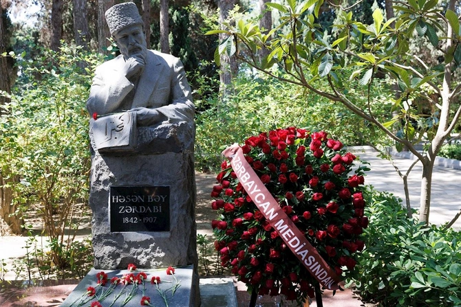 Milli Mətbuat Günü ilə əlaqədar Fəxri xiyaban ziyarət edildi — FOTOLAR