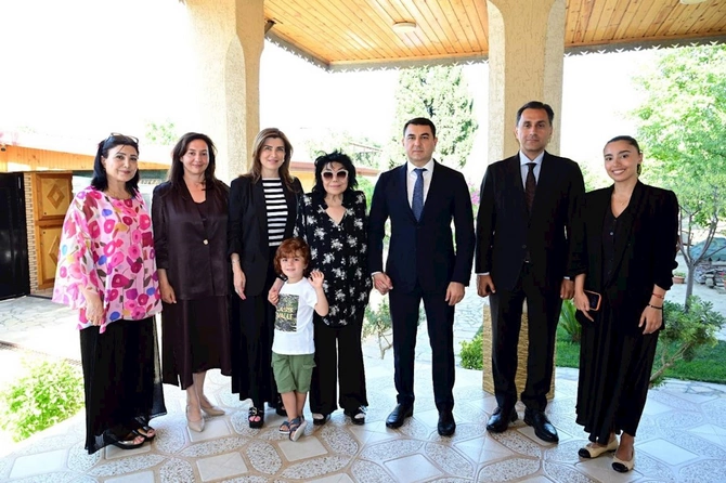 Nazir Flora Kərimovanın ad gününü evində təbrik etdi — FOTOLAR