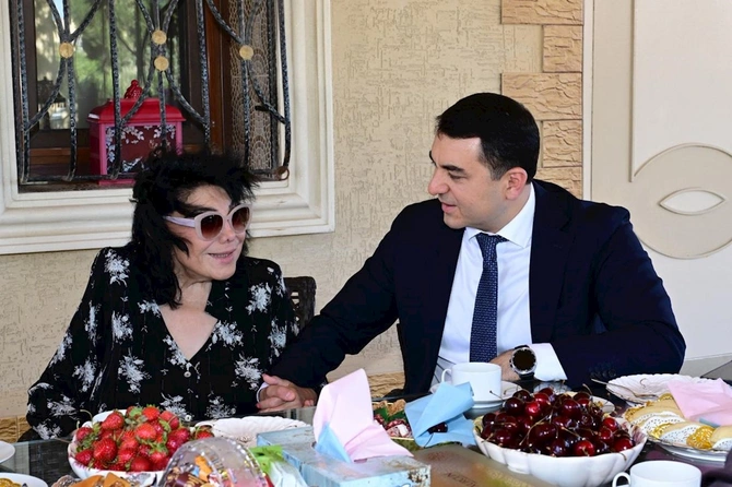 Nazir Flora Kərimovanın ad gününü evində təbrik etdi — FOTOLAR