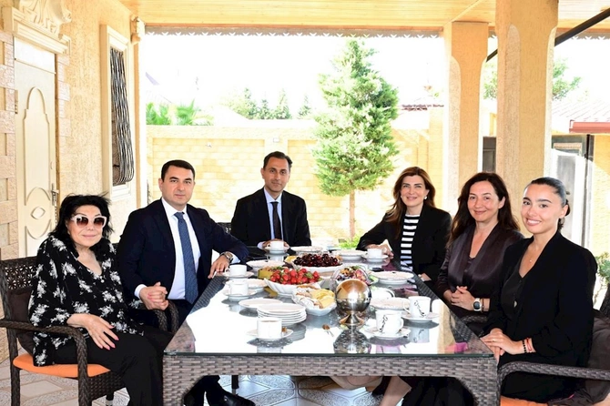 Nazir Flora Kərimovanın ad gününü evində təbrik etdi — FOTOLAR