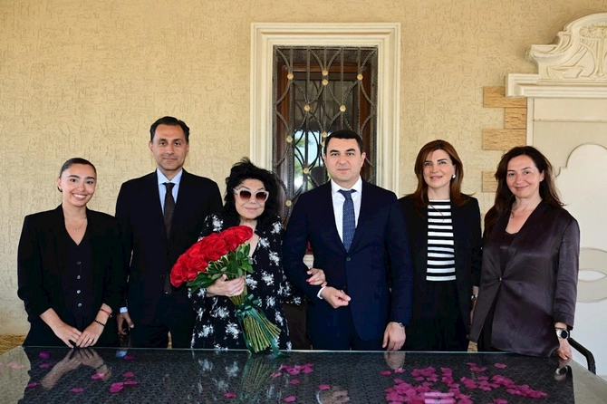 Nazir Flora Kərimovanın ad gününü evində təbrik etdi — FOTOLAR