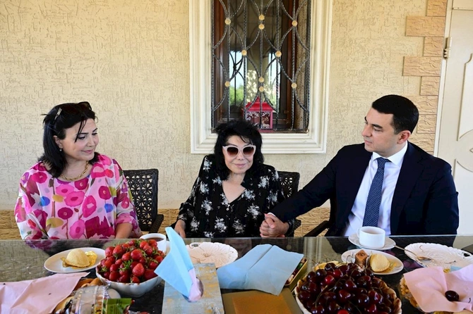 Nazir Flora Kərimovanın ad gününü evində təbrik etdi — FOTOLAR