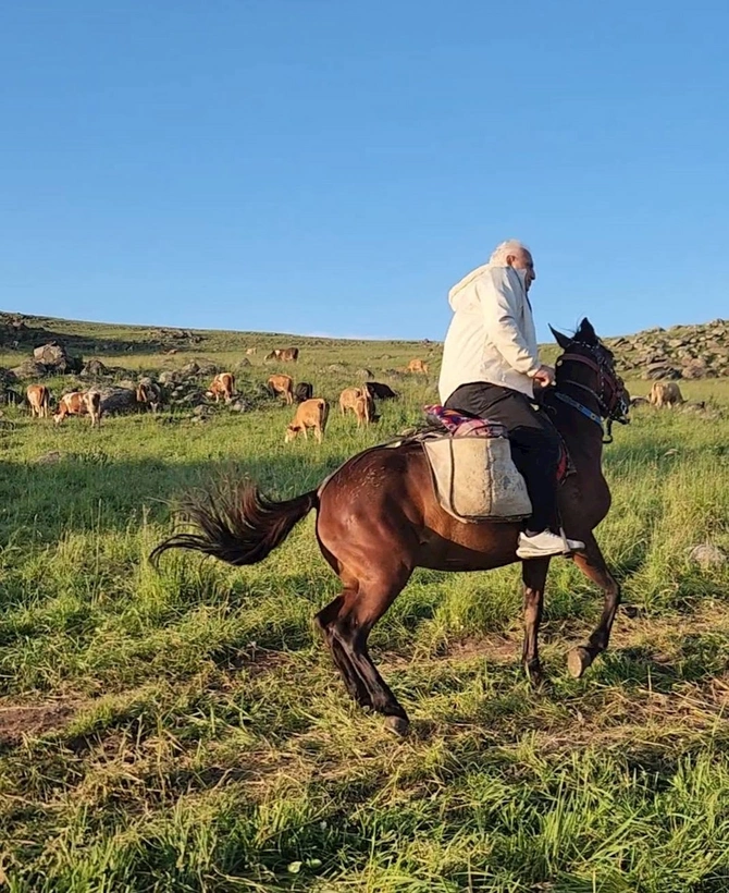 Deputat at belində yaylağa qalxdı və Qərbi Azərbaycandakı kəndlərinin “beş addımlığına” getdi — FOTOLAR