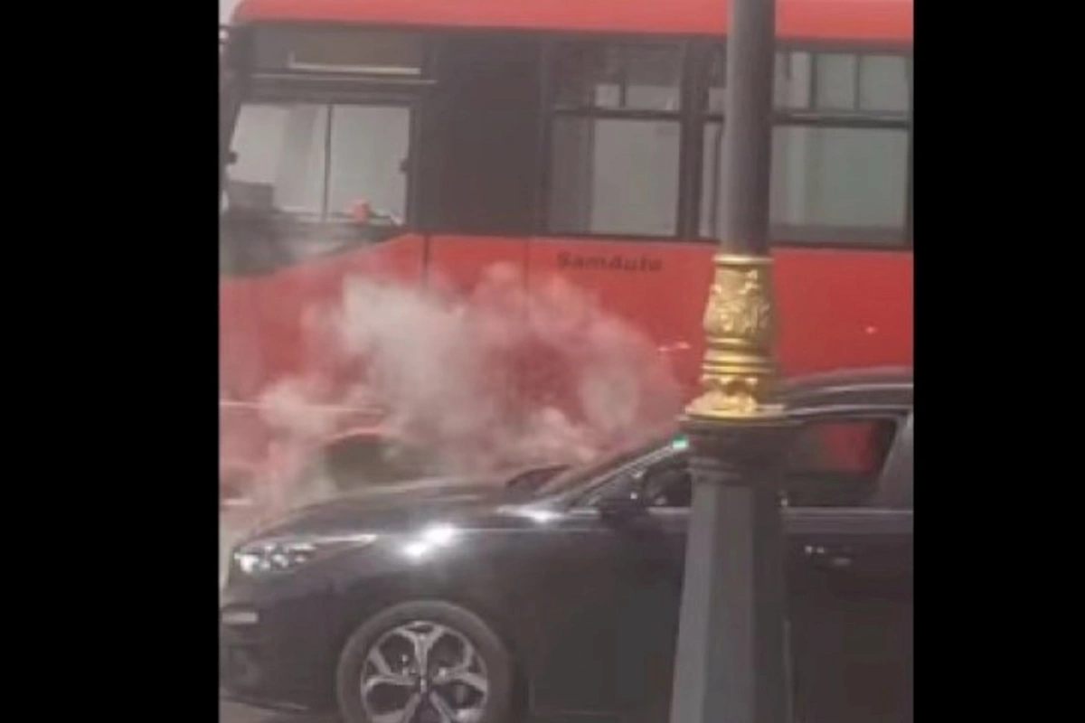 Bakıda avtobus yandı, sürücünün xəbəri olmadı — VİDEO