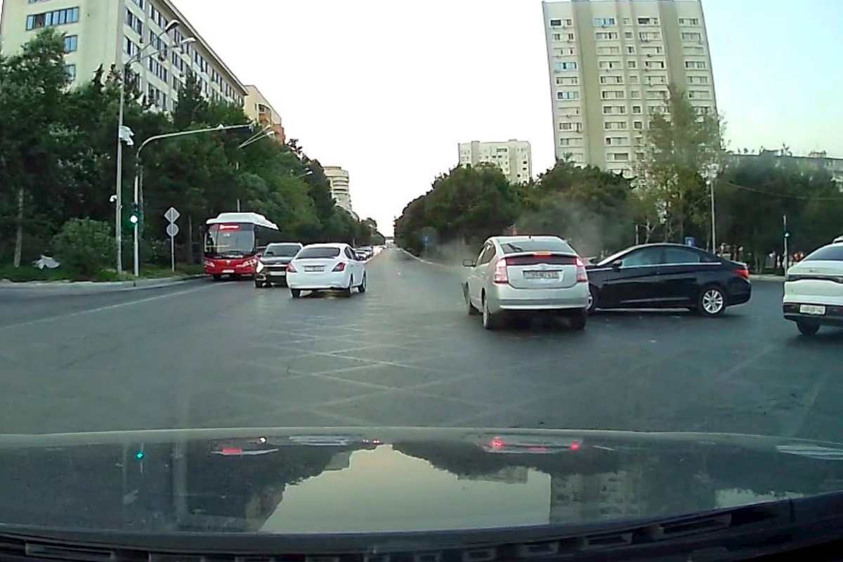 Paytaxtda yol qəzası — Anbaan görüntülər
