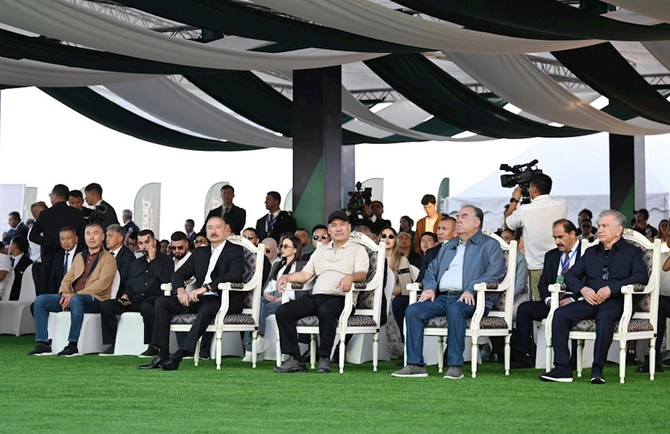 İlham Əliyev həmkarları ilə Qolf Klubun açılışında iştirak etdi — FOTOLAR İlham Əliyev həmkarları ilə Qolf Klubun açılışında iştirak etdi — FOTOLAR