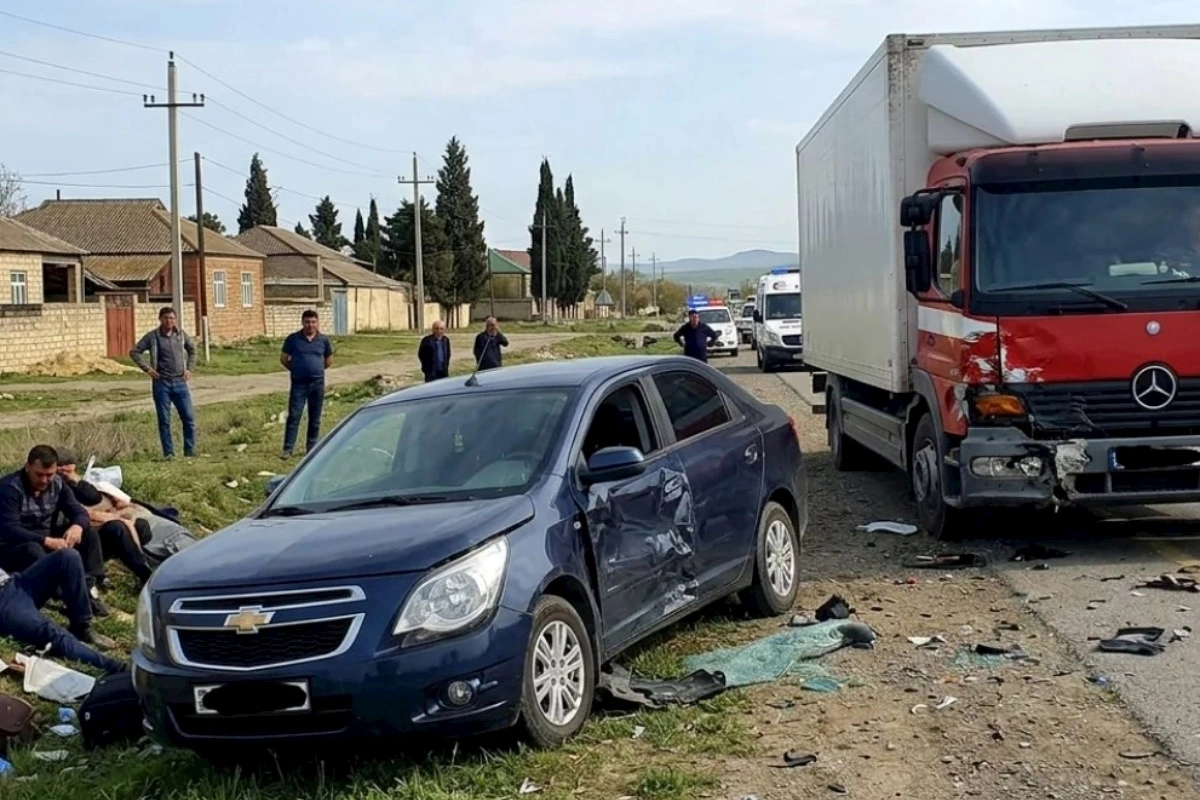Yük maşını avtomobilə çırpıldı: 2 ölü, 3 yaralı — YENİLƏNİB