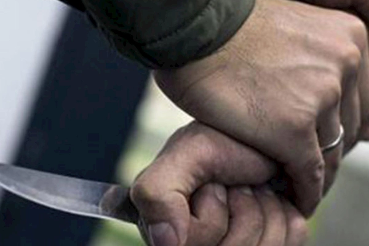 Xırdalanda qıza görə dava: Dostunu bıçaqladı, sonra ağladı