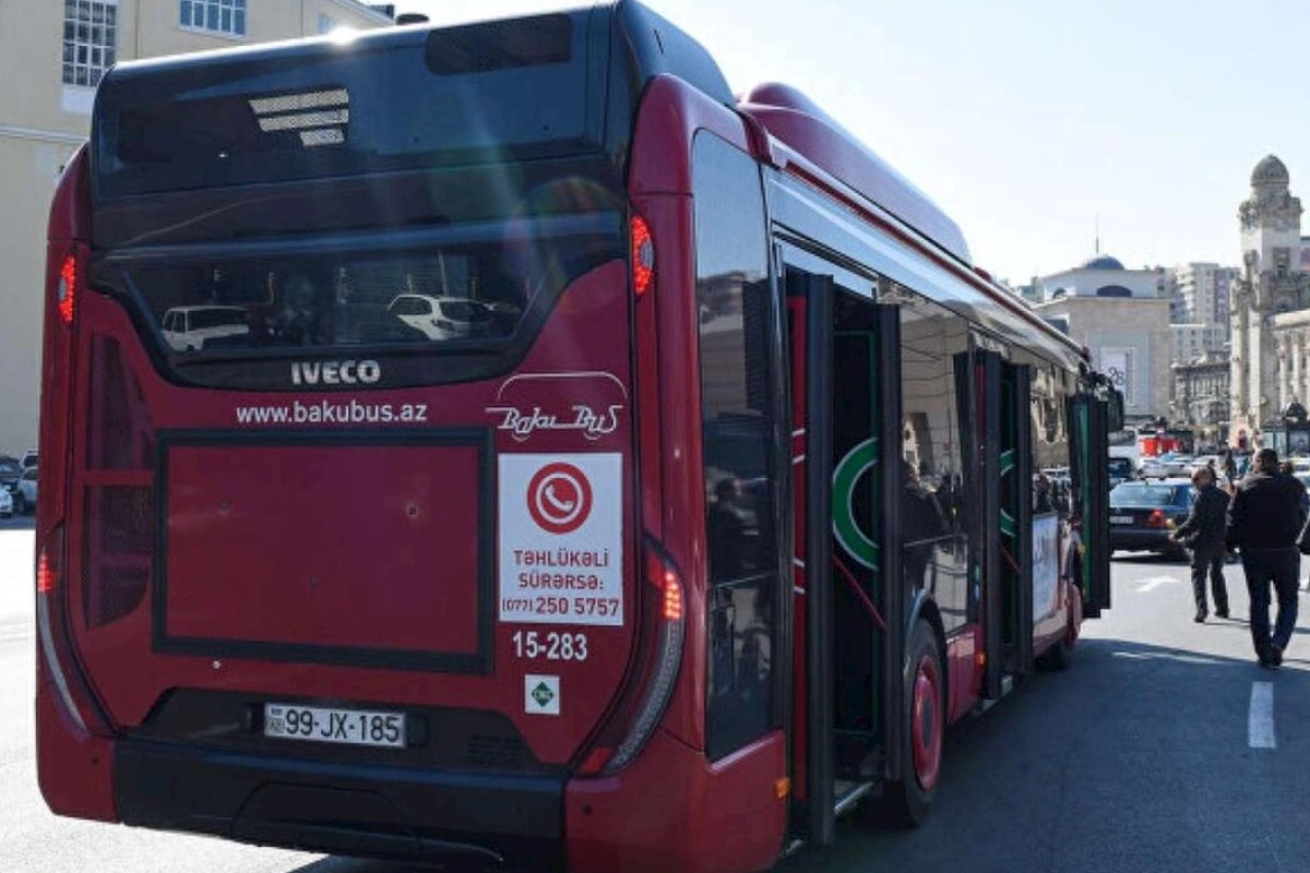 Bakıda avtobusda qadın sərnişin yıxılaraq xəsarət aldı — VİDEO