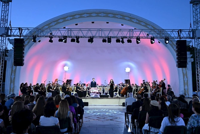 Filarmoniyada konsert mövsümü təntənəli şəkildə başa çatdı — FOTOLAR