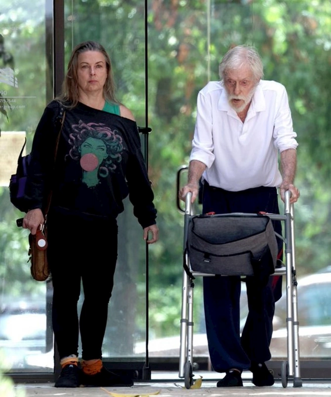 100 yaşlı Dik Van Dayk özündən 46 yaş kiçik həyat yoldaşı ilə — FOTO