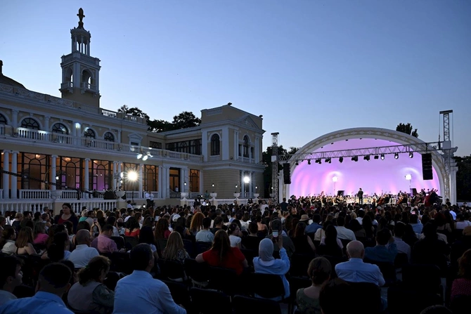 Filarmoniyada konsert mövsümü təntənəli şəkildə başa çatdı — FOTOLAR