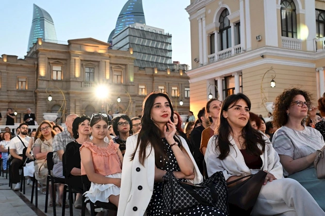 Filarmoniyada konsert mövsümü təntənəli şəkildə başa çatdı — FOTOLAR