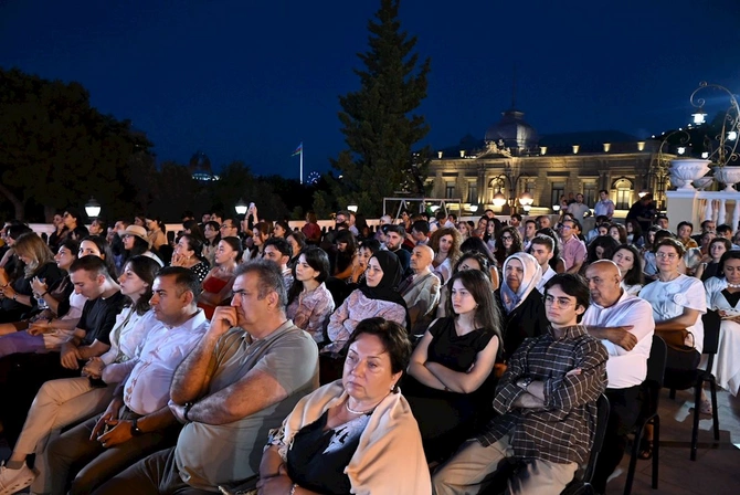 Filarmoniyada konsert mövsümü təntənəli şəkildə başa çatdı — FOTOLAR