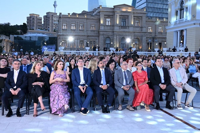 Filarmoniyada konsert mövsümü təntənəli şəkildə başa çatdı — FOTOLAR