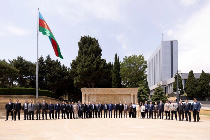“AzerGold” QSC-nin fəaliyyətə başlamasının 10 illiyi münasibətilə Fəxri xiyaban və Şəhidlər xiyabanı ziyarət olunub — FOTOLAR