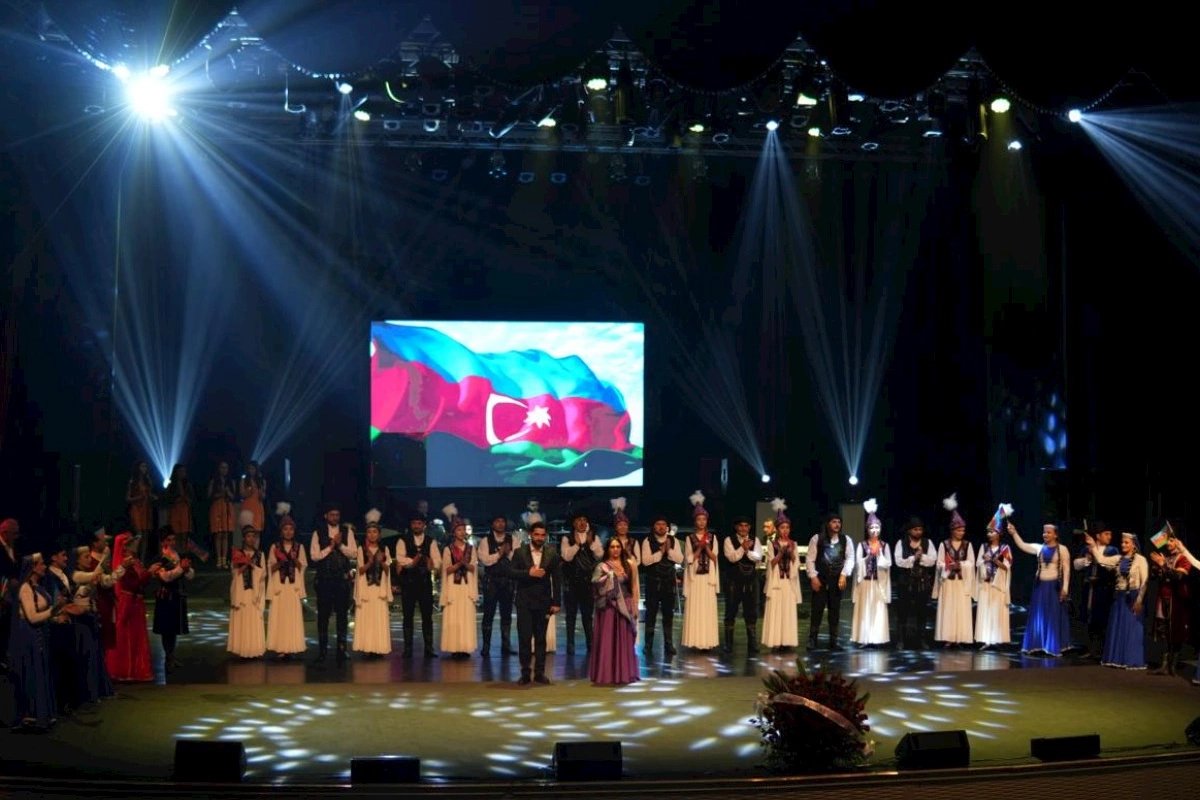 XV Beynəlxalq İpək Yolu Musiqi Festivalı təntənəli bağlanış konserti ilə yekunlaşdı — FOTOLAR