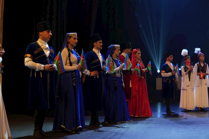 XV Beynəlxalq İpək Yolu Musiqi Festivalı təntənəli bağlanış konserti ilə yekunlaşdı — FOTOLAR