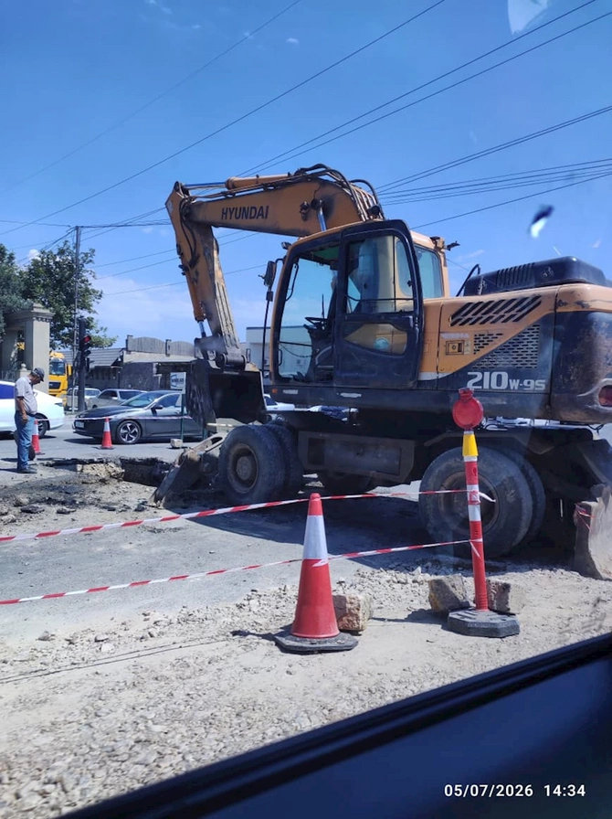 Bu yolda təmirə görə ağır tıxac yarandı — FOTOLAR Bu yolda təmirə görə ağır tıxac yarandı — FOTOLAR