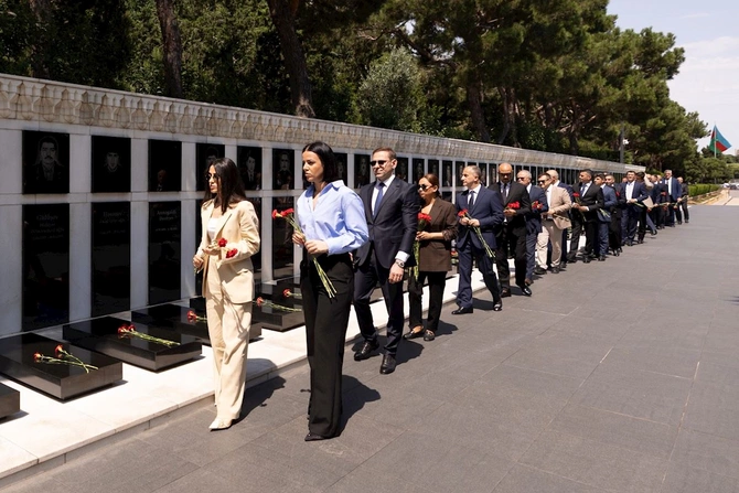 “AzerGold” QSC-nin fəaliyyətə başlamasının 10 illiyi münasibətilə Fəxri xiyaban və Şəhidlər xiyabanı ziyarət olunub — FOTOLAR