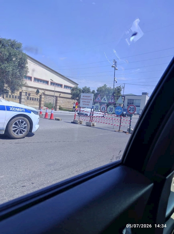 Bu yolda təmirə görə ağır tıxac yarandı — FOTOLAR Bu yolda təmirə görə ağır tıxac yarandı — FOTOLAR