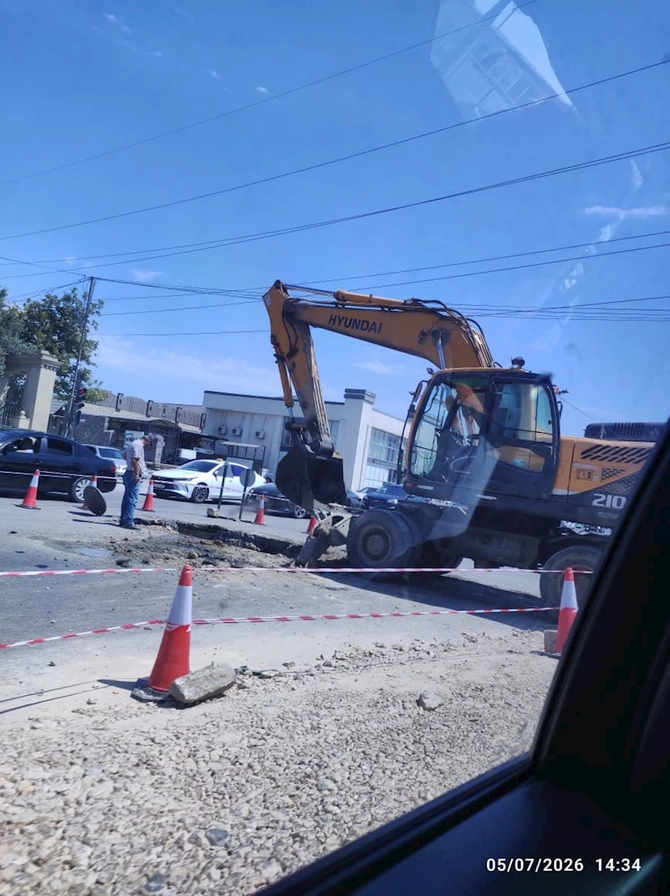 Bu yolda təmirə görə ağır tıxac yarandı — FOTOLAR Bu yolda təmirə görə ağır tıxac yarandı — FOTOLAR