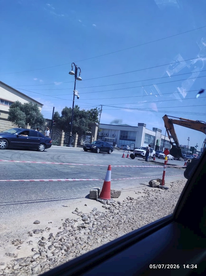 Bu yolda təmirə görə ağır tıxac yarandı — FOTOLAR Bu yolda təmirə görə ağır tıxac yarandı — FOTOLAR