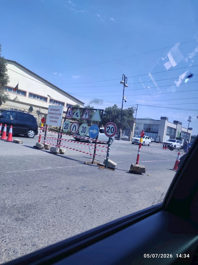 Bu yolda təmirə görə ağır tıxac yarandı — FOTOLAR Bu yolda təmirə görə ağır tıxac yarandı — FOTOLAR