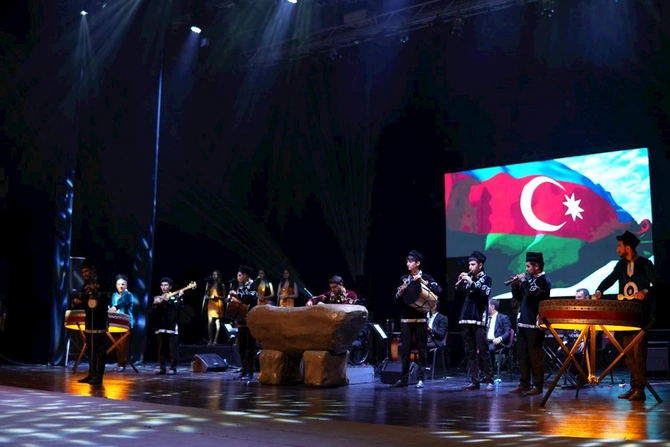 XV Beynəlxalq İpək Yolu Musiqi Festivalı təntənəli bağlanış konserti ilə yekunlaşdı — FOTOLAR