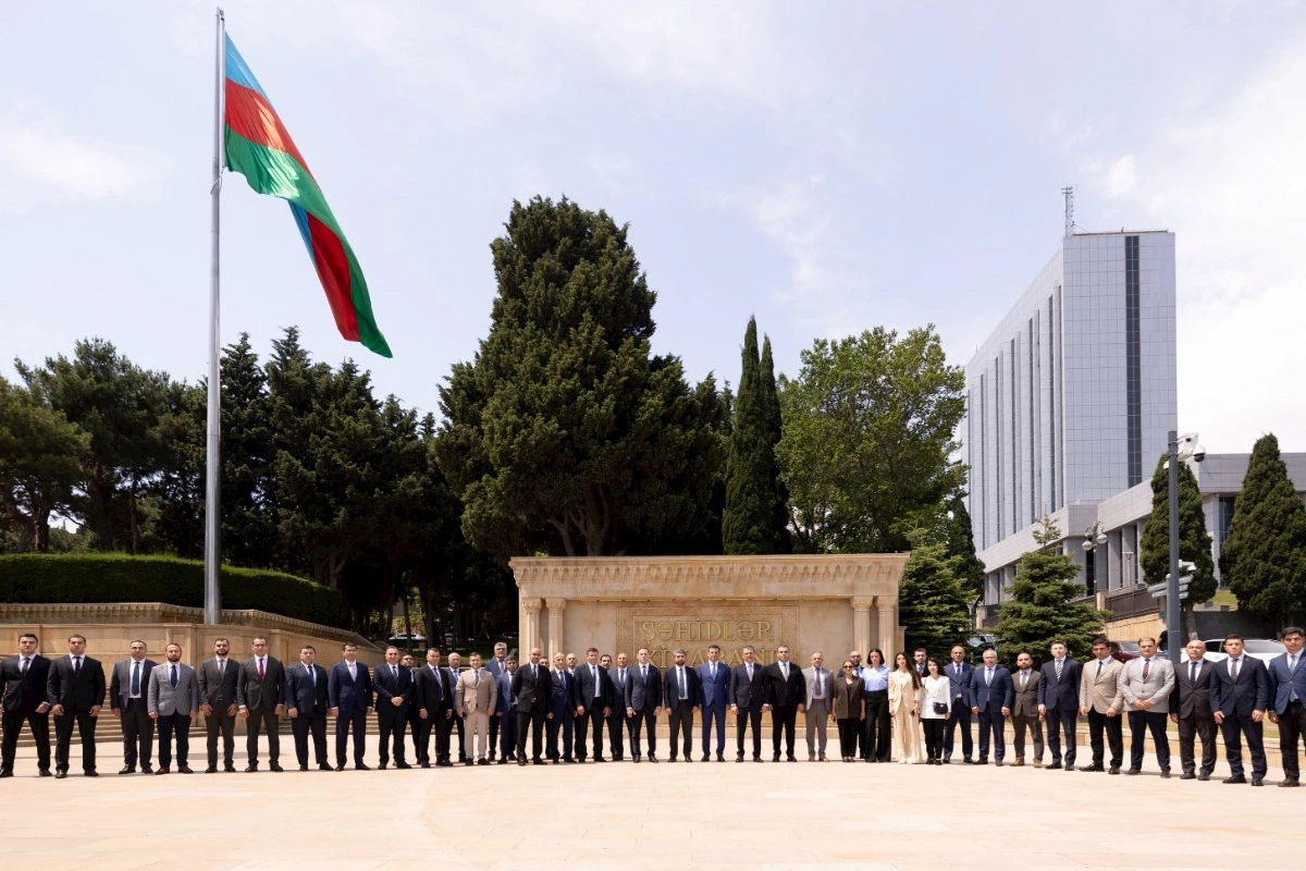 “AzerGold” QSC-nin fəaliyyətə başlamasının 10 illiyi münasibətilə Fəxri xiyaban və Şəhidlər xiyabanı ziyarət olunub — FOTOLAR
