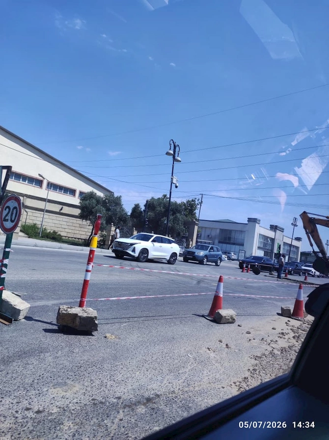 Bu yolda təmirə görə ağır tıxac yarandı — FOTOLAR Bu yolda təmirə görə ağır tıxac yarandı — FOTOLAR