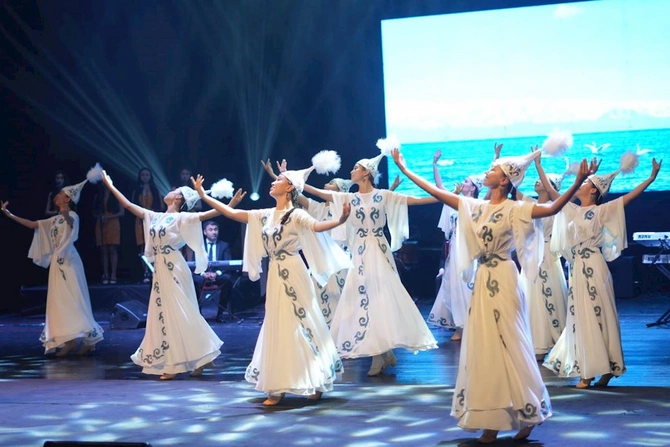 XV Beynəlxalq İpək Yolu Musiqi Festivalı təntənəli bağlanış konserti ilə yekunlaşdı — FOTOLAR