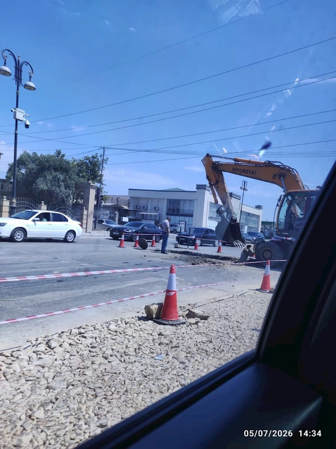 Bu yolda təmirə görə ağır tıxac yarandı — FOTOLAR Bu yolda təmirə görə ağır tıxac yarandı — FOTOLAR