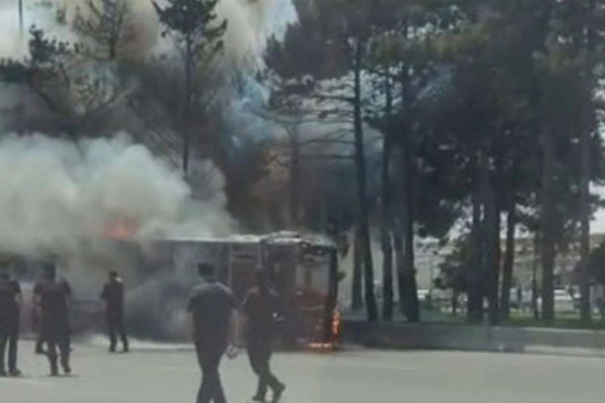 Bakıda avtobus yandı