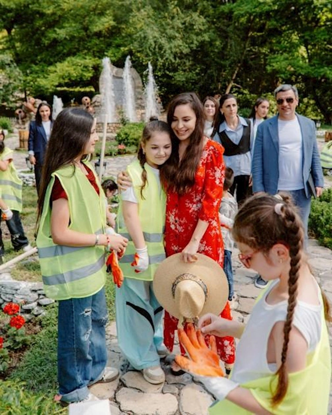 Leyla Əliyeva uşaqlarla ağac əkdi — FOTOLAR