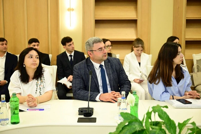 Azərbaycanda ilk dəfə “Mədəniyyət hüququ” ixtisaslaşması üzrə magistr dissertasiyalarının müdafiəsi keçirilib — FOTOLAR Azərbaycanda ilk dəfə “Mədəniyyət hüququ” ixtisaslaşması üzrə magistr dissertasiyalarının müdafiəsi keçirilib — FOTOLAR