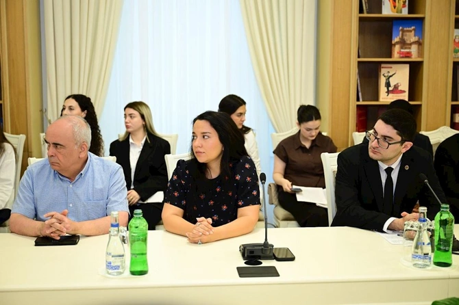 Azərbaycanda ilk dəfə “Mədəniyyət hüququ” ixtisaslaşması üzrə magistr dissertasiyalarının müdafiəsi keçirilib — FOTOLAR Azərbaycanda ilk dəfə “Mədəniyyət hüququ” ixtisaslaşması üzrə magistr dissertasiyalarının müdafiəsi keçirilib — FOTOLAR