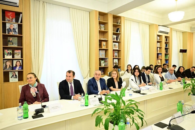 Azərbaycanda ilk dəfə “Mədəniyyət hüququ” ixtisaslaşması üzrə magistr dissertasiyalarının müdafiəsi keçirilib — FOTOLAR Azərbaycanda ilk dəfə “Mədəniyyət hüququ” ixtisaslaşması üzrə magistr dissertasiyalarının müdafiəsi keçirilib — FOTOLAR