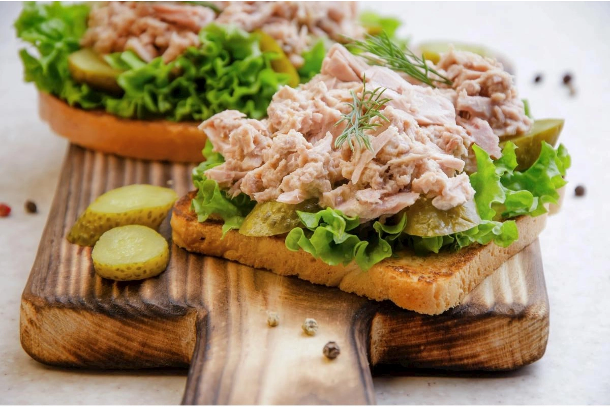 Yağda və ya öz şirəsində tuna: hansını seçmək daha yaxşıdır və hansı yeməklər üçün