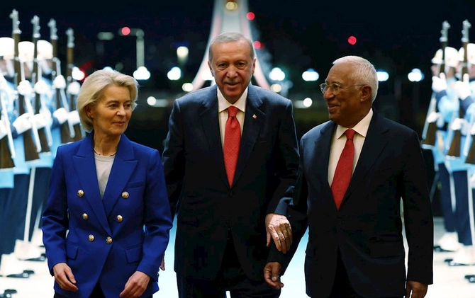 Ərdoğandan NATO liderlərinə təəccübləndirən hədiyyə Ərdoğandan NATO liderlərinə təəccübləndirən hədiyyə