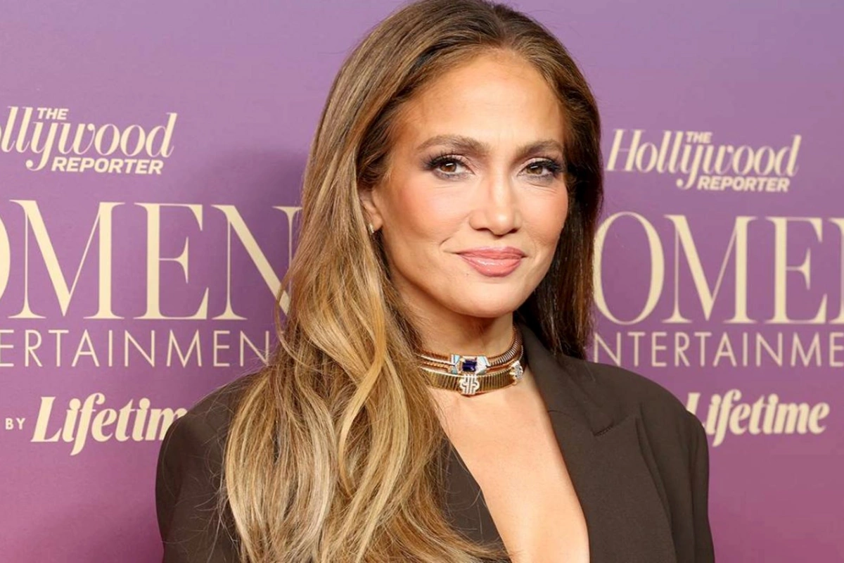 Cennifer Lopez transparan libası ilə bütün diqqəti üzərinə çəkdi — FOTOLAR