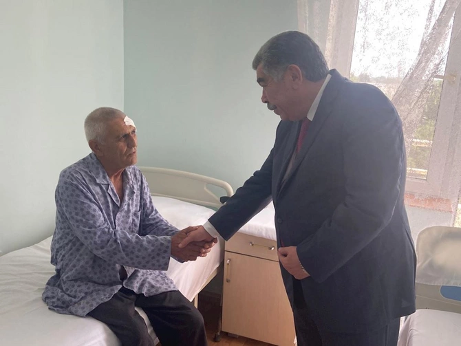 Rüstəm Xəlilov xəstəxanada şəhid atasını ziyarət etdi — FOTOLAR